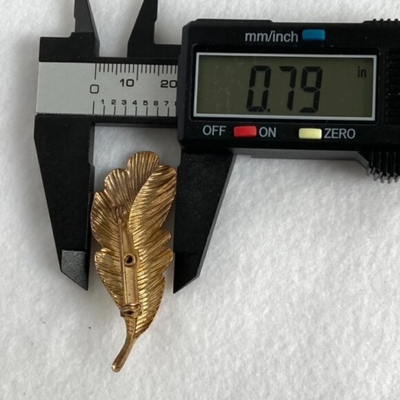 VTG 2" Gold Tone Leaf Caged Green Nephrite Jade Natural Stone Brooch Floral - Picture 11 of 12